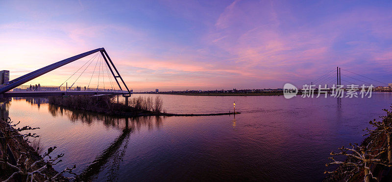 Rheinkniebrücke和莱茵河上的人行桥，Düsseldorf MedienHafen(媒体港)日落